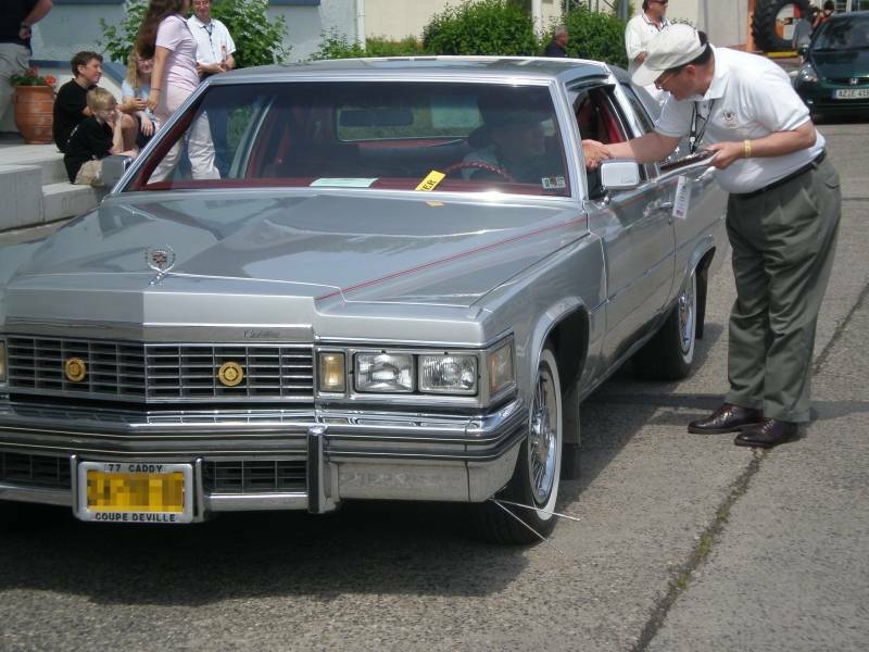 Heemels receive best 70's CLC award from Mike Josephic.JPG - Best 70's:1977 Cadillac Coupe de Ville
